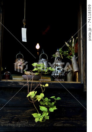 アカンベーをするおどけ物 74118309