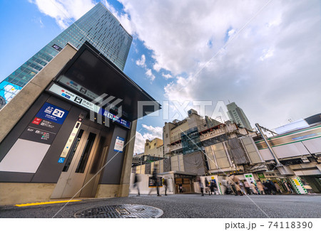 日本の東京都市景観　渋谷駅のエレベーター（前に空気弁）や地下鉄・渋谷駅（出入口）、JR渋谷駅・出入口 74118390