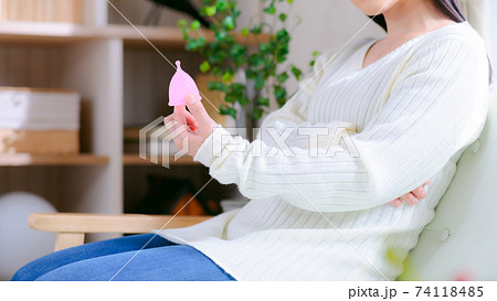 月経カップ　女性　16:9 74118485