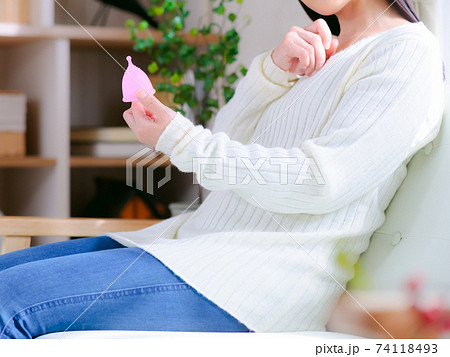 月経カップ　女性　考える　4:3 74118493