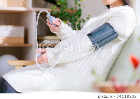 血圧測る妊婦　 74118505