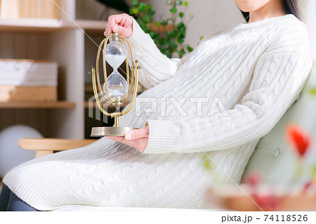 砂時計を持つ妊婦 予定日 残り時間 カウントダウン イメージ 砂時計を持つ妊婦 予定日 残り時間 カウントダウン イメージ 74118526