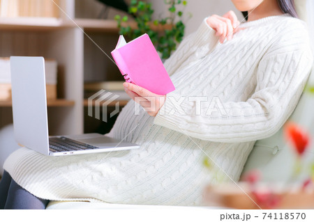 PC 　手帳　妊婦　考える　 74118570