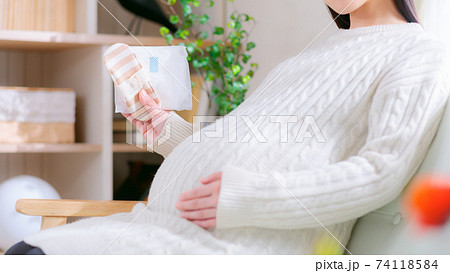 ナプキンを持つ妊婦　布ナプキン　紙ナプキン　16:9 74118584