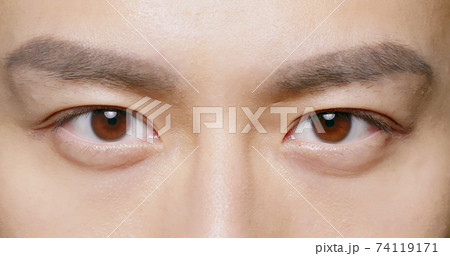 close up of male eye 74119171