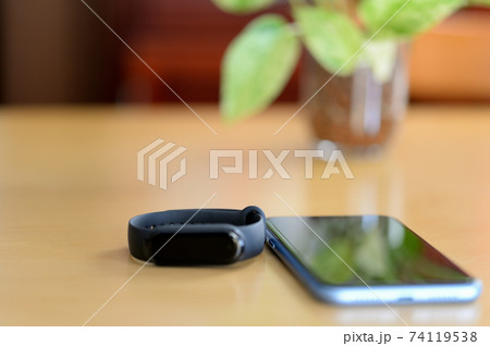 スマートバンドとスマートフォン スマートバンドとスマートフォン 74119538