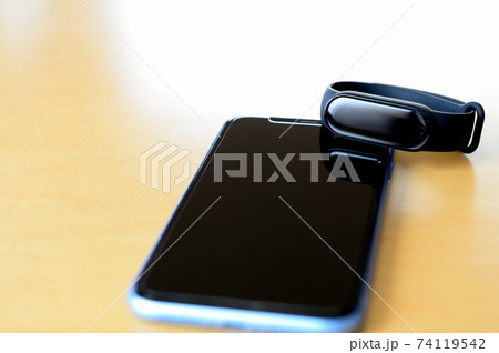 スマートバンドとスマートフォン スマートバンドとスマートフォン 74119542