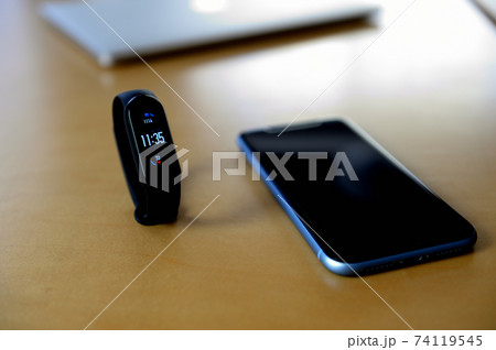スマートバンドとスマートフォン スマートバンドとスマートフォン 74119545