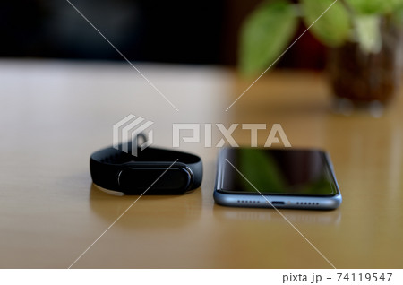 スマートバンドとスマートフォン スマートバンドとスマートフォン 74119547