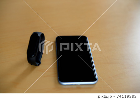 スマートバンドとスマートフォン 74119585