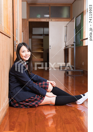学校の廊下に座っている女子高生 高校生 生徒 学校の廊下に座っている女子高生 高校生 生徒 74119903