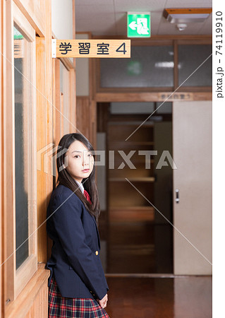学校の廊下で立っている女子高生 高校生 生徒 学校の廊下で立っている女子高生 高校生 生徒 74119910