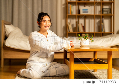 夜に自宅でくつろぐ若い女性 夜に自宅でくつろぐ若い女性 74119933