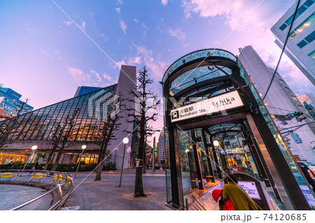 日本の東京都市景観 池袋駅や東京芸術劇場、池袋西口公園などを望む 日本の東京都市景観 池袋駅や東京芸術劇場、池袋西口公園などを望む 74120685