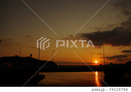 海沿いの街の夕焼け 海沿いの街の夕焼け 74120799