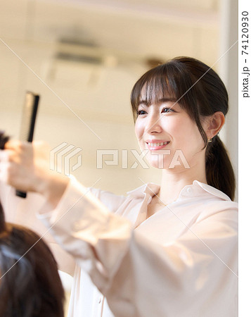 お客の髪を切るヘアスタイリスト お客の髪を切るヘアスタイリスト 74120930
