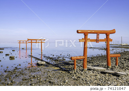 有明海の神秘的な風景　大魚神社の海中鳥居　（佐賀県） 74121047