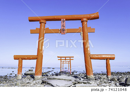 有明海の神秘的な風景 大魚神社の海中鳥居 佐賀県 の写真素材