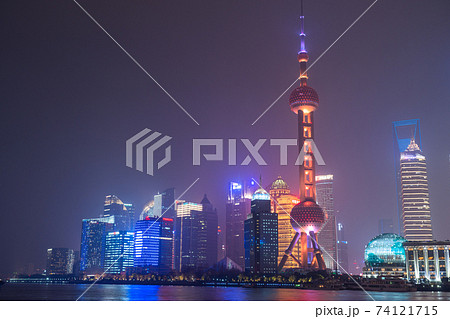 《上海》外灘の夜景・陸家嘴（りくかし）の摩天楼 74121715