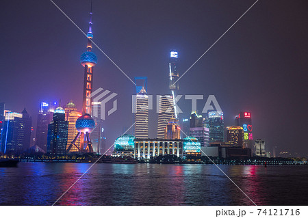 《上海》外灘の夜景・陸家嘴（りくかし）の摩天楼 74121716