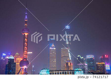 《上海》外灘の夜景・陸家嘴(りくかし)の摩天楼 《上海》外灘の夜景・陸家嘴(りくかし)の摩天楼 74121717