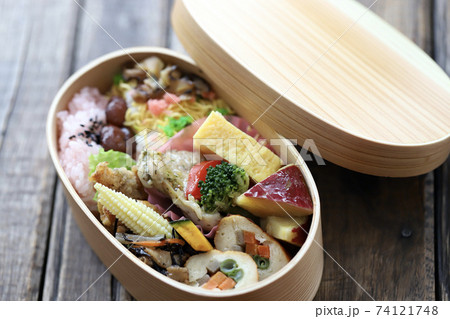 曲げわっぱに入れたオカズいっぱい和食弁当 曲げわっぱに入れたオカズいっぱい和食弁当 74121748