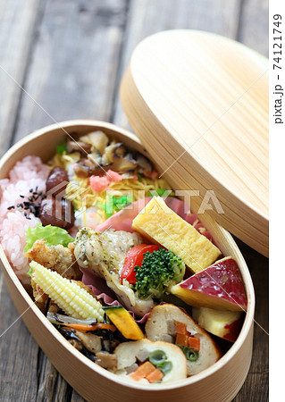 曲げわっぱに入れたオカズいっぱい和食弁当 曲げわっぱに入れたオカズいっぱい和食弁当 74121749