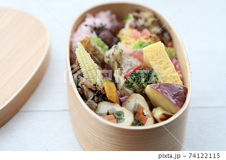 曲げわっぱに入れたオカズいっぱい和食弁当 曲げわっぱに入れたオカズいっぱい和食弁当 74122115