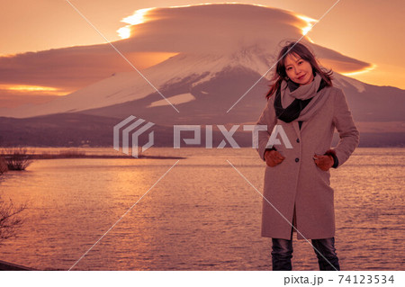 《山中湖》平野の浜から夕焼けの富士山を満喫する女性 74123534