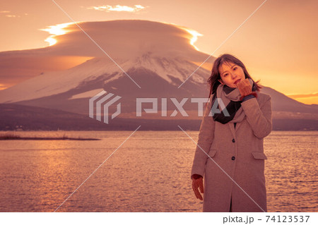《山中湖》平野の浜から夕焼けの富士山を満喫する女性 74123537