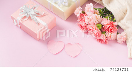 Gift box with carnation flowers Gift box with carnation flowers 74123731