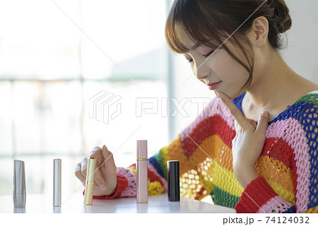 Female makeup beauty 74124032