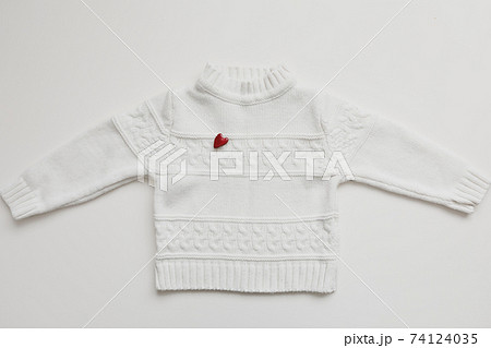 Top view white woolen sweater with a red heart. Love, romance, Valentines Day concept. Flat lay, copy space Top view white woolen sweater with a red heart. Love, romance, Valentines Day concept. Flat lay, copy space 74124035