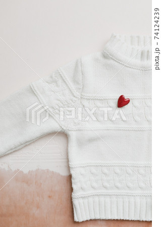 Top view white woolen sweater with a red heart. Love, romance, Valentines Day concept. Flat lay, copy space Top view white woolen sweater with a red heart. Love, romance, Valentines Day concept. Flat lay, copy space 74124239