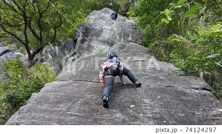 マルチピッチクライミングでのフォローによるクライミング 74124297