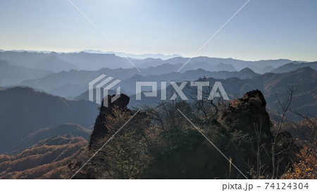 秋晴れの西上州の山々 74124304