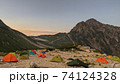 剣沢のテント場から望む夕暮れ時の剣岳 74124328