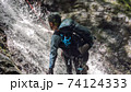 シャワークライミングをする男性 74124333