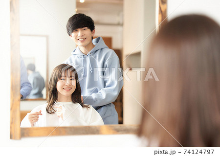 美容室でカウンセリングを受ける若い女性客 74124797