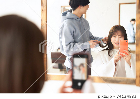 美容室にてスマホを手に持つ女性客 美容室にてスマホを手に持つ女性客 74124833