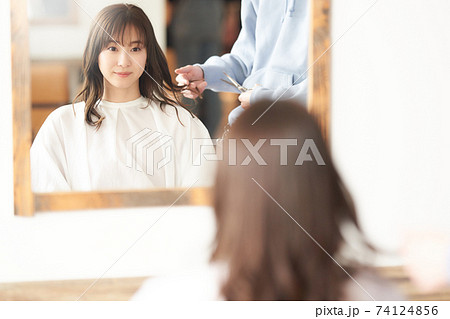美容室でカットをしてもらう若い女性 74124856