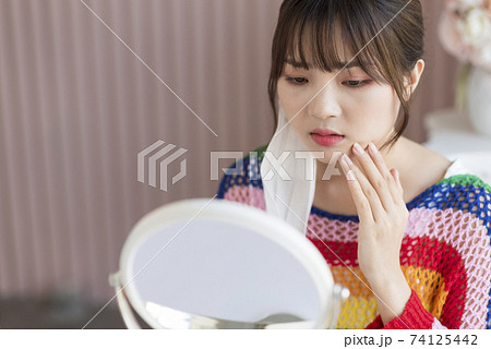 Young woman worrying about rough skin due to mask toothache 74125442