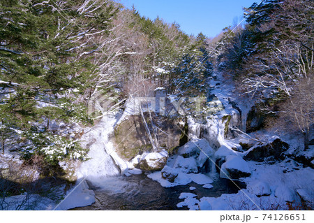 冬の竜頭の滝下 74126651