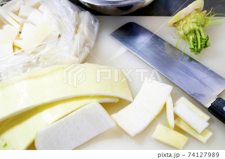 青首大根の皮の短冊切り 青首大根の皮の短冊切り 74127989