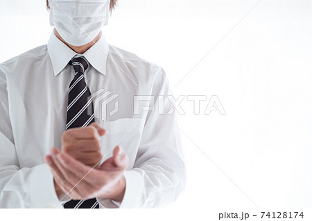 何かに納得するシニアビジネスマン 74128174