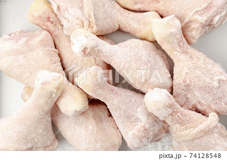 冷凍チキンドラムスティックの写真素材