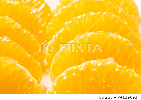 剥いて並べられたハッサクのアップ。 剥いて並べられたハッサクのアップ。 74129093