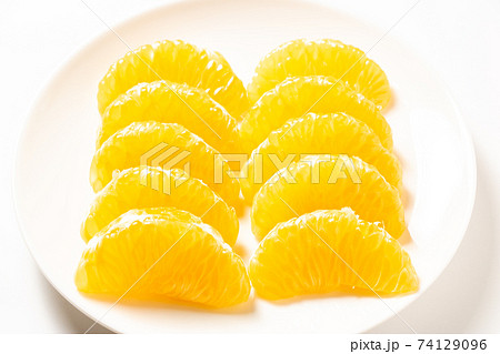 剥いて並べられたハッサク。(白皿・白バック) 剥いて並べられたハッサク。(白皿・白バック) 74129096