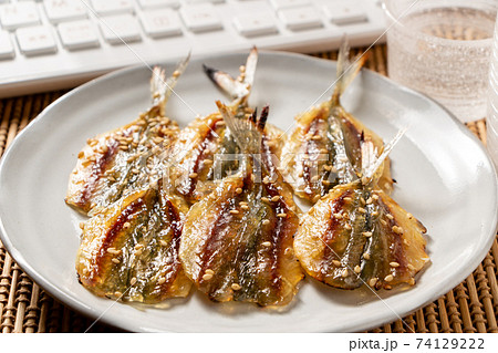 オンライン飲み会のおつまみとしてキーボード前に置かれた、シマアジのみりん干し。 74129222