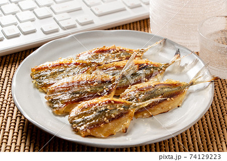 オンライン飲み会のおつまみとしてキーボード前に置かれた、シマアジのみりん干し。 オンライン飲み会のおつまみとしてキーボード前に置かれた、シマアジのみりん干し。 74129223